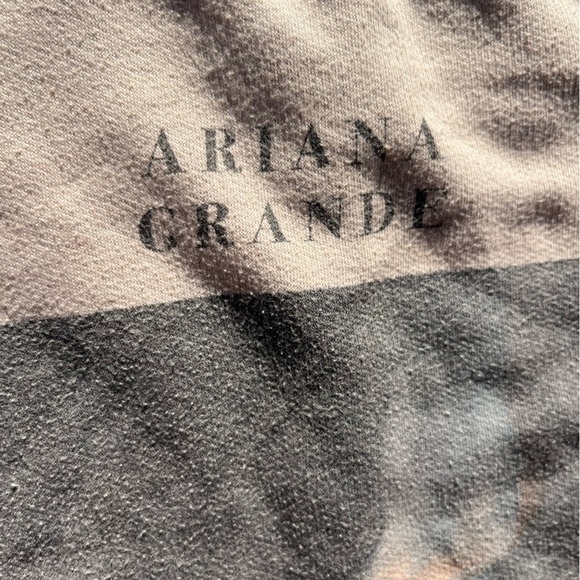 Women's Ariana Grande Sweatshirt Beige Sweetener Spell-Out XL Pop Singer NYC Y2K - Picture 2 of 11